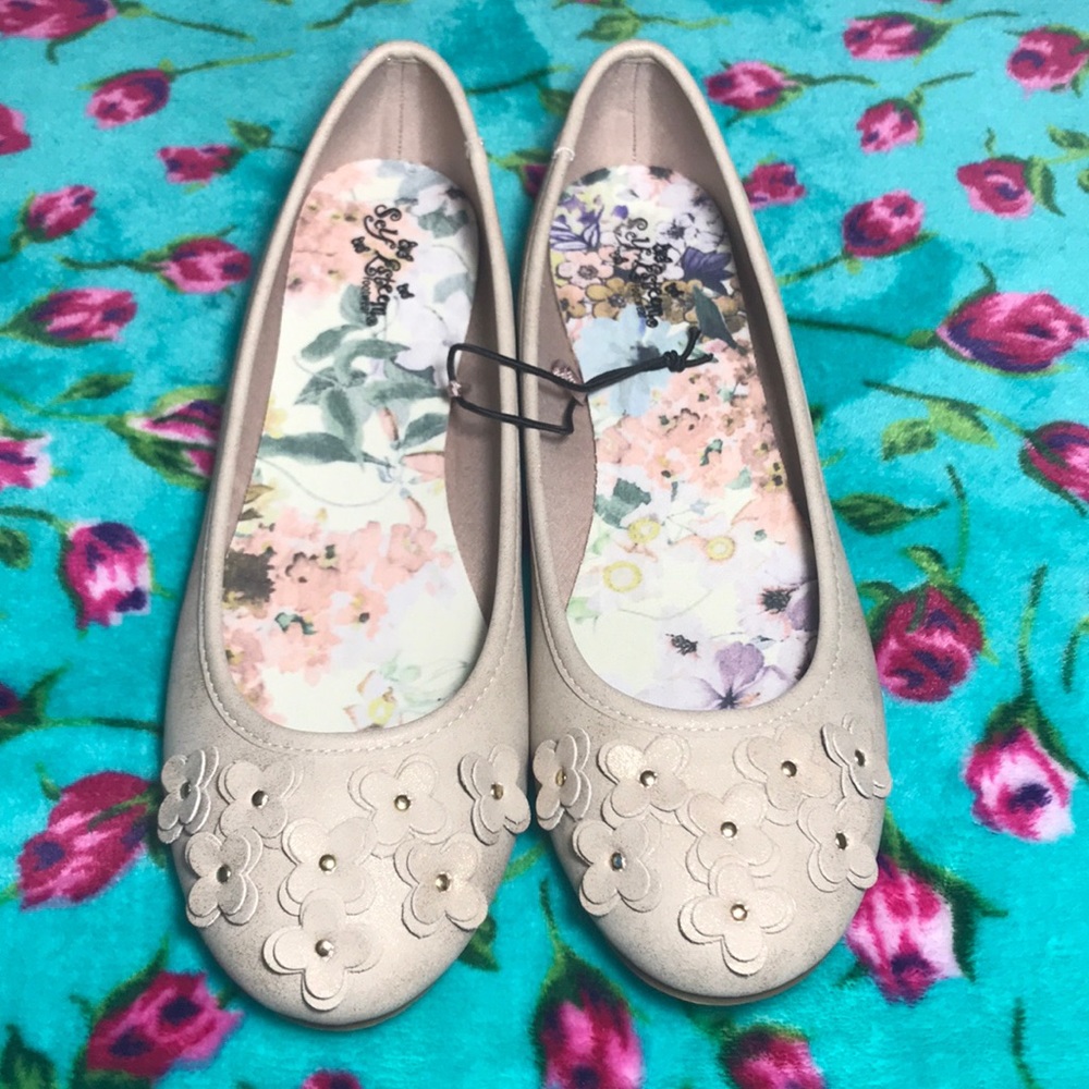 Self Esteem Footwear Flower Flats 🌸